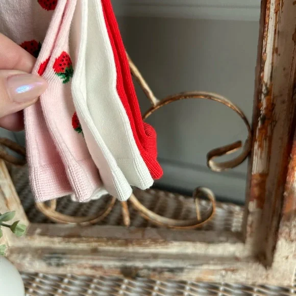 Kate Spade New York women's quarter socks with a strawberry pattern set of 3 - Picture 2 of 2